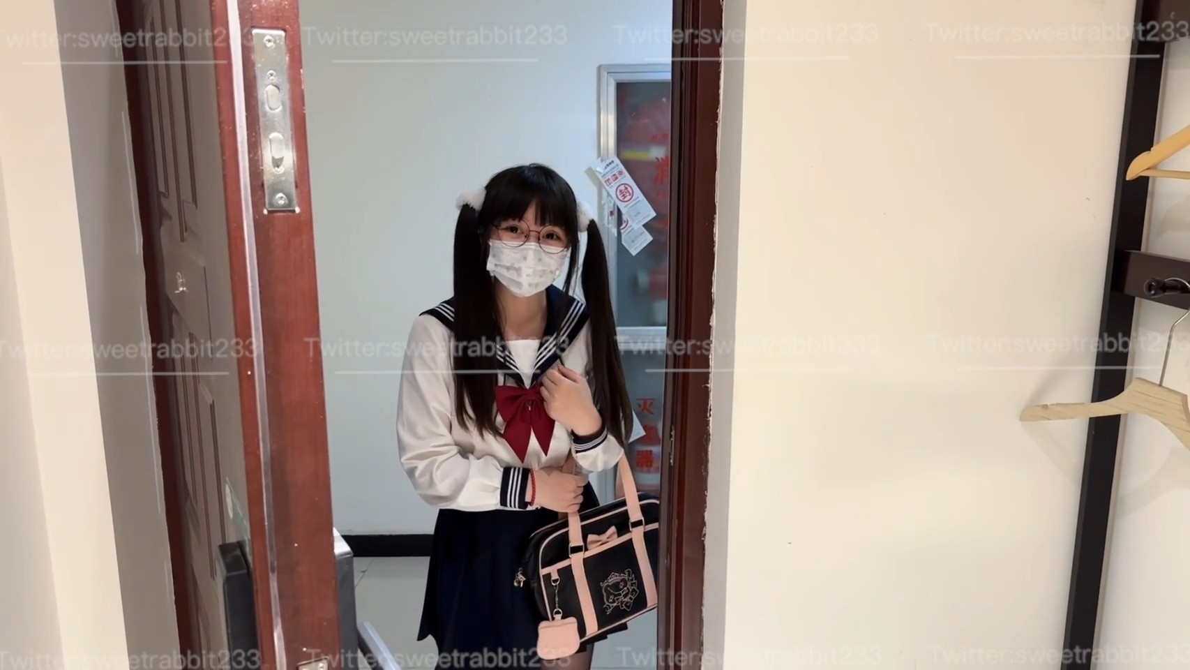 [会员][视图]软萌兔兔酱 - 陪玩的失身日记（42P+2V/440MB）